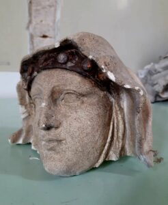La testa della statua danneggiata all'Ospedale Civile di Venezia