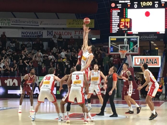 Umana Reyer Venezia-Carpegna Prosciutto Pesaro, palla a due - foto Notizieplus Umana Reyer Venezia-Carpegna Prosciutto Pesaro, palla a due - foto Notizieplus