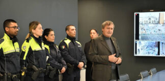 Spaccate alle vetrine, la Polizia locale arresta tre persone. Il plauso del sindaco Brugnaro Il Sindaco Brugnaro e l'Assessore Pesce con la Polizia Locale