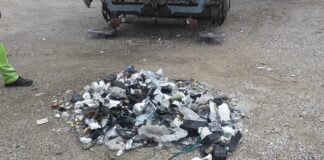 Lampadine e materiale elettrico nel cassonetto scatenano un principio d’incendio Il materiale elettrico trovato nel cassonetto dopo il principio d'incendio