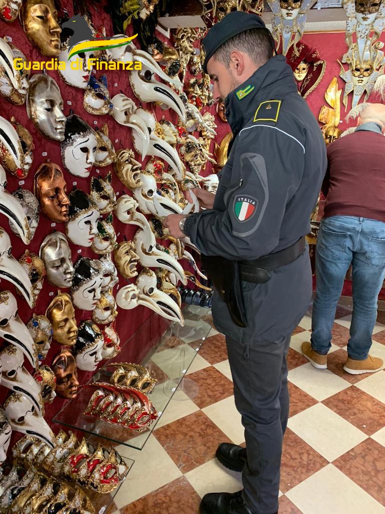 Sequestrati oltre 110 mila maschere e accessori di Carnevale - Notizie Plus