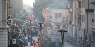 In 40mila per la prima sfilata dei carri allegorici nel centro di Mestre La sfilata dei carri allegorici a Mestre