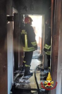 I Vigili del Fuoco durante le operazioni di spegnimento nell'appartamento a Chioggia