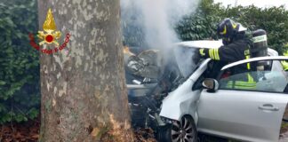 FOTONOTIZIA – Jesolo, si schianta con l’auto contro un platano: muore 38enne L'Opel finita contro un platano
