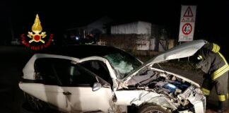 FOTONOTIZIA – Finisce con l’auto contro un platano: illeso L'automobile finita contro un platano