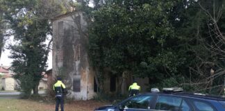 Immobile abbandonato da anni, la Polizia Locale costringe i proprietari a sigillare tutti gli accessi La Polizia Locale di San Donà di Piave nel corso dell'operazione di fronte all'immobile abbandonato