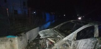 Stalkerizza la compagna fino a incendiarle l’auto: arrestato