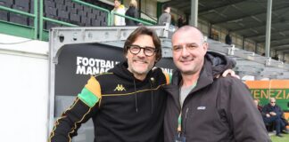 Vanoli post Brescia: “Oggi ho visto una squadra tosta, ma ci è mancato il match-point” Paolo Vanoli, allenatore del Venezia FC, con Filippo Maniero - foto: Andrea Pattaro@Vision