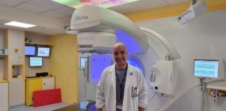 Un acceleratore da tre milioni per guidare le radiazioni al seno Il primario di Radioterapia oncologica, Imad Abu Rumeileh, con il nuovo acceleratore