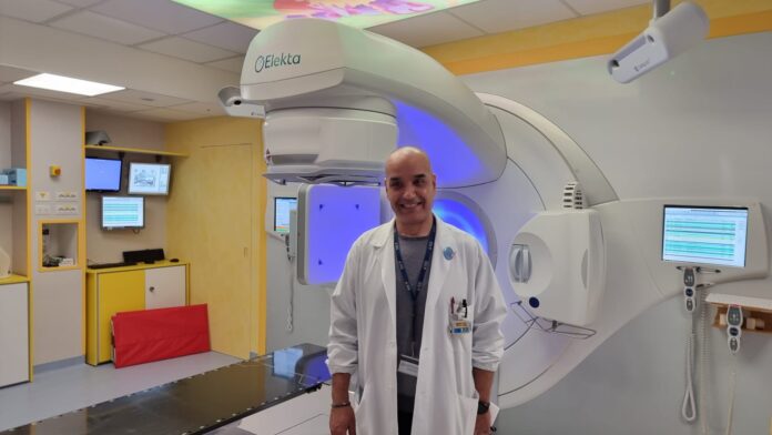 Il primario di Radioterapia oncologica, Imad Abu Rumeileh, con il nuovo acceleratore