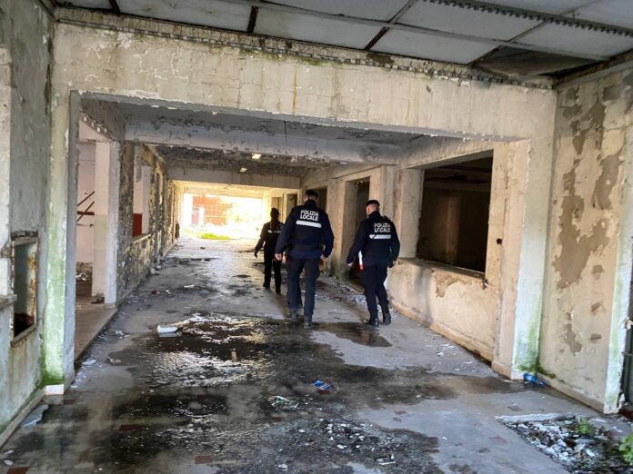 La Polizia Locale di Venezia durante l'operazione di sgombero nelle aree degradate di Marghera