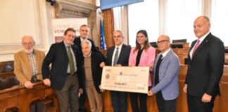 Diecimila euro di fondi Lions Club devoluti a due case famiglia di Venezia La consegna dell'assegno da diecimila euro di fondi Lions Club devoluti a due case famiglia di Venezia - foto Comune di Venezia