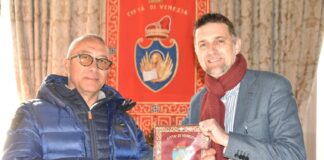 Salvò un uomo dall’annegamento, premiato tassista-eroe. Costalonga: “Si facciano avanti coloro che lo hanno aiutato” L'assessore Costalonga premia il tassista Davide Tussetto