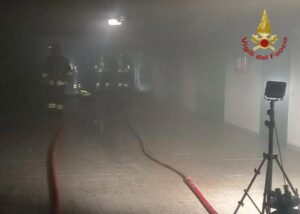 Garage in fiamme a Marcon, le operazioni di spegnimento dei Vigili del Fuoco