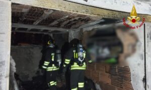 Garage in fiamme a Marcon, le operazioni di spegnimento dei Vigili del Fuoco