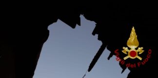 FOTONOTIZIA – Incendio in casa, due anziani disabili e la badante portati fuori: subito dopo crolla il tetto L'immobile dopo il crollo del tetto