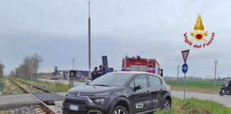 Chioggia, perde il controllo dell’auto e finisce sui binari L'auto finta sui binari