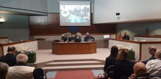 Controllo del Vicinato, ieri a Jesolo il primo incontro pubblico Controllo del Vicinato: il sindaco De Zotti, con il Comandante Vanin e Walter Codognotto dell’associazione nazionale Controllo del Vicinato mentre illustrano il progetto