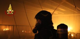 Incendio monstre a Giavera: vigili del fuoco in azione tutta la notte