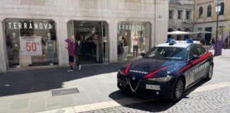 Indossa un giubbino e tenta di scappare, preso. Indossa un giubbino e tenta di scappare, preso.