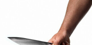 Aggredisce una psicologa con un coltello