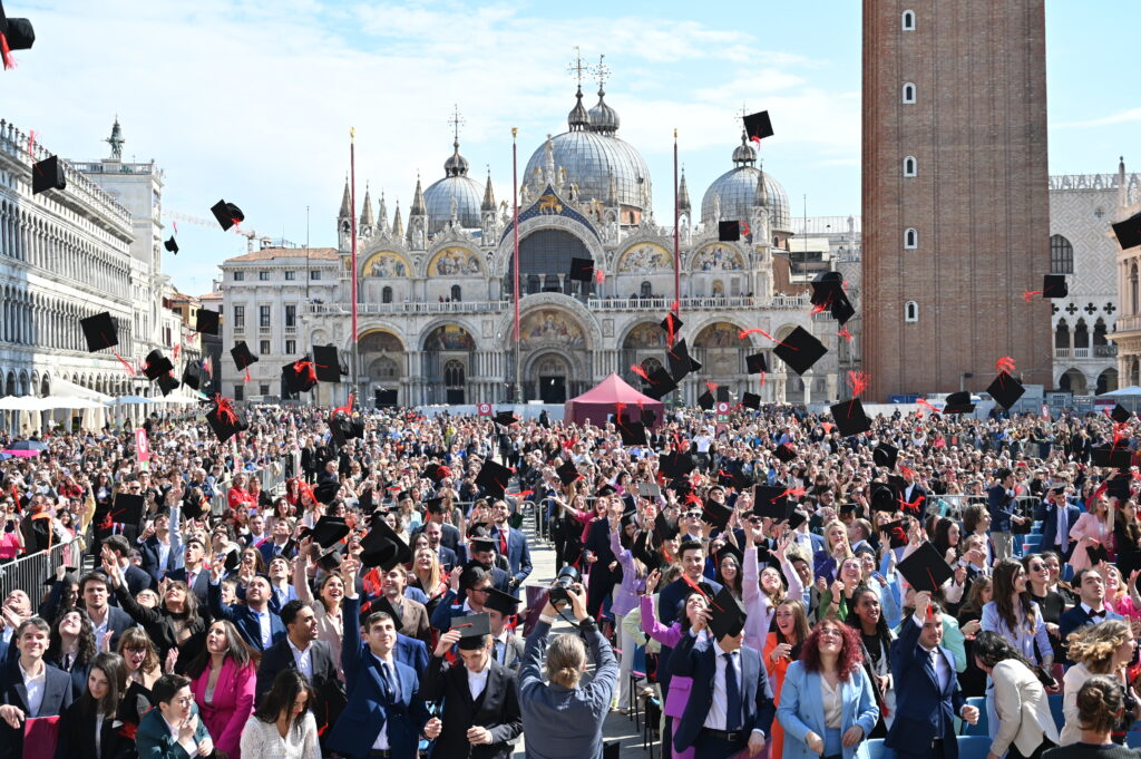 VENEZIA 19/04/23 - Giorno della Laurea a San Marco. Mattino. Tocchi al cielo ©Andrea Pattaro/Vision