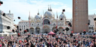 Laurea in Piazza San Marco 2023: 727 tocchi al cielo VENEZIA 19/04/23 - Giorno della Laurea a San Marco. Mattino. Tocchi al cielo ©Andrea Pattaro/Vision