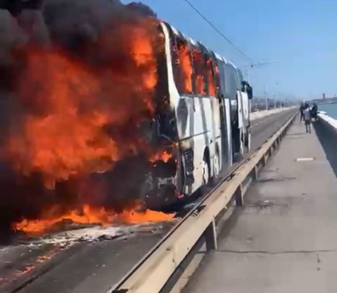 L'autobus a fuoco sul Ponte della Libertà - FOTO DAL WEB