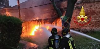 FOTONOTIZIA – Incendio all’ex Umberto I: non si esclude il dolo Ex Umberto I, lo spegnimento dell'incendio