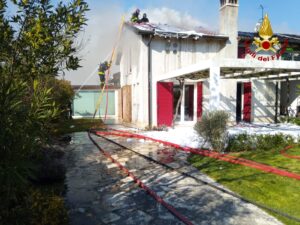 I pannelli solari in fiamme nella villa di santa Maria di Sala