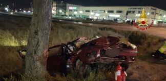 FOTONOTIZIA – Finisce fuori strada contro un albero: ferito gravemente L'automobile finita contro un albero
