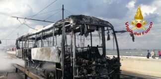 FOTONOTIZIA – Autobus in fiamme, ecco le immagini della carcassa La carcassa dell'autobus ATVO sul Ponte della Libertà