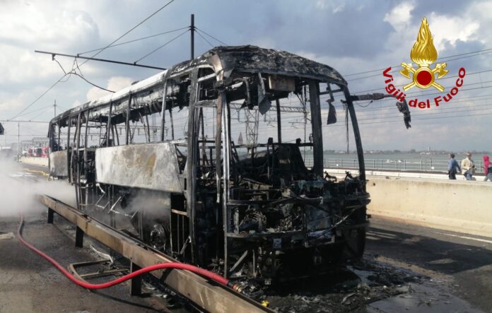 La carcassa dell'autobus ATVO sul Ponte della Libertà