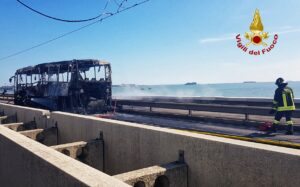 La carcassa dell'autobus ATVO sul Ponte della Libertà