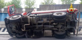 FOTONOTIZIA – Camion si rovescia sulla strada, illeso l’autista Il camion rovesciato sulla strada