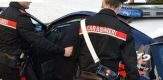 Pugni e morsi ai carabinieri, arrestati. Arrestato