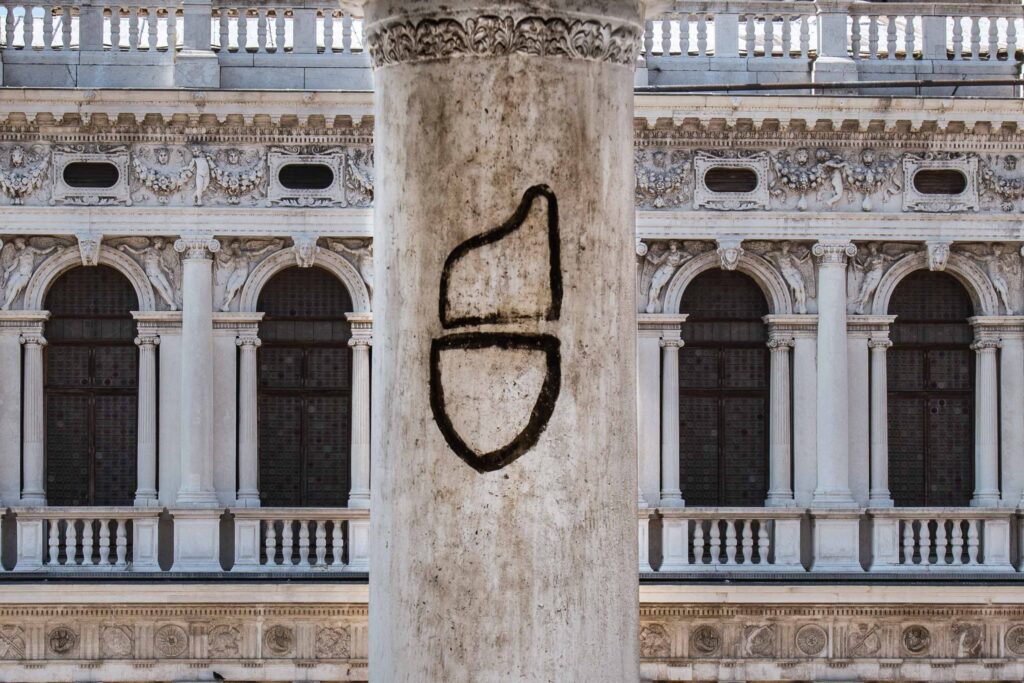 URBS SCRIPTA Corno dogale con scudo sul lato interno della Loggia Foscara di Palazzo Ducale