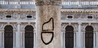 Urbs Scripta: nasce a Venezia il primo festival dei graffiti storici URBS SCRIPTA Corno dogale con scudo sul lato interno della Loggia Foscara di Palazzo Ducale