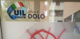 Uil Dolo, vandalizzata e imbrattata la sede Uil Dolo, la sede imbrattata