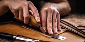 Disoccupazione ai minimi storici in Veneto, Zaia “Non ci accontentiamo” Un artigiano al lavoro