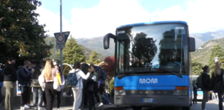 Rapina in autobus con coltello per un giubbotto