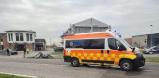 Ambulanza in soccorso tampona un Suv
