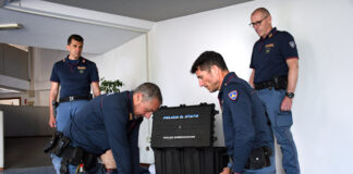 D.A.E., un corso per i poliziotti I poliziotti durante il corso di formazione per l'utilizzo del D.A.E.
