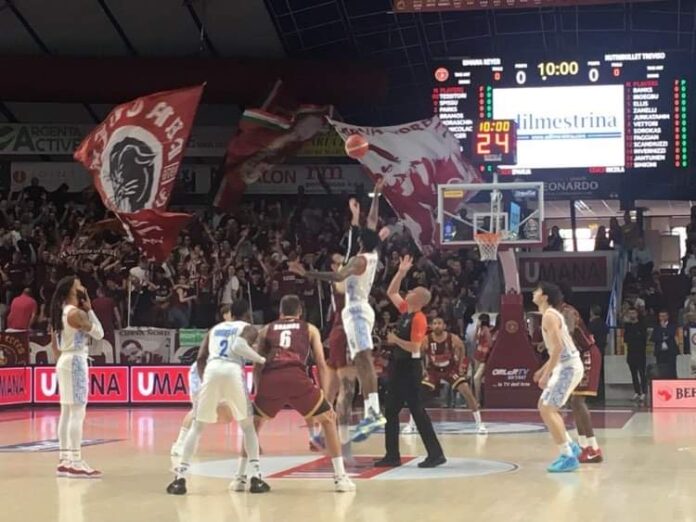 Reyer Venezia-Treviso Basket, palla a due - foto notizieplus