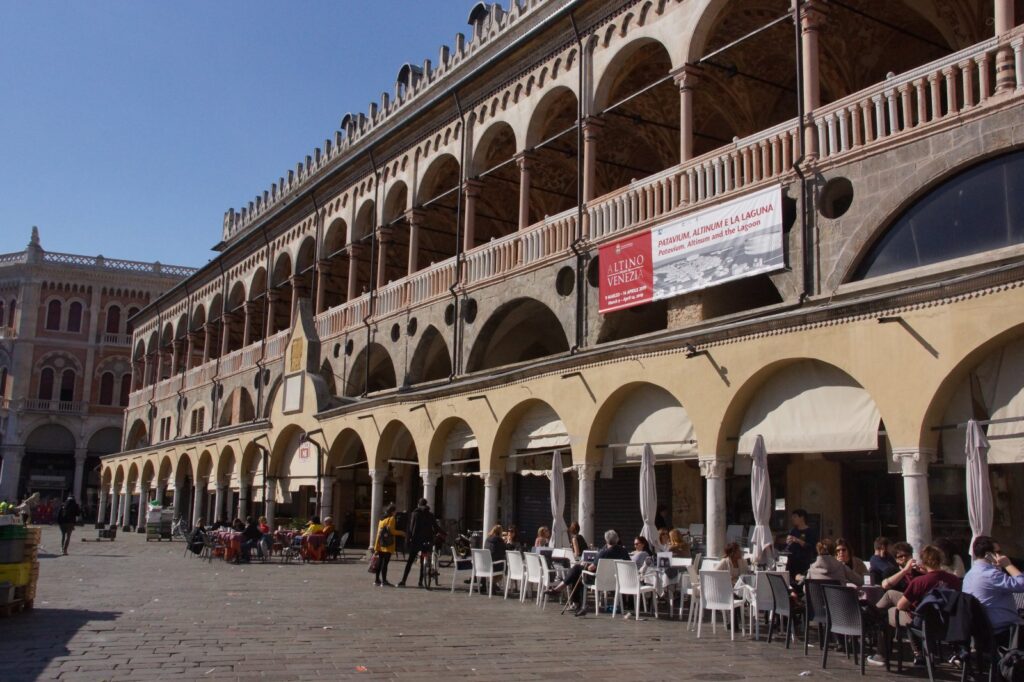 300 attività in meno