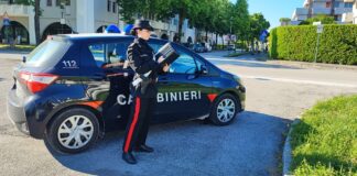 Rubano la borsa all’anziana durante la messa: presi