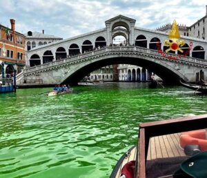 La chiazza verde fluorescente in laguna a Venezia