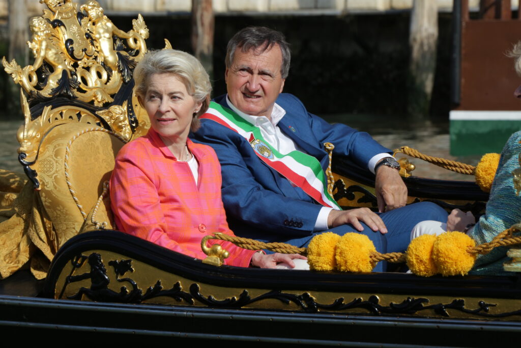 Ursula Von Der Leyen a Venezia in gondola con il Sindaco Luigi Brugnaro