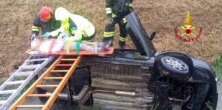 Vigonovo, finisce con l’auto nel fossato Vigonovo, il recupero dell'auto finita nel fossato