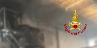 Pianiga, a fuoco le polveri del silos di una fabbrica Pianiga, i vigili del fuoco intenti a spegnere le polveri di un silos